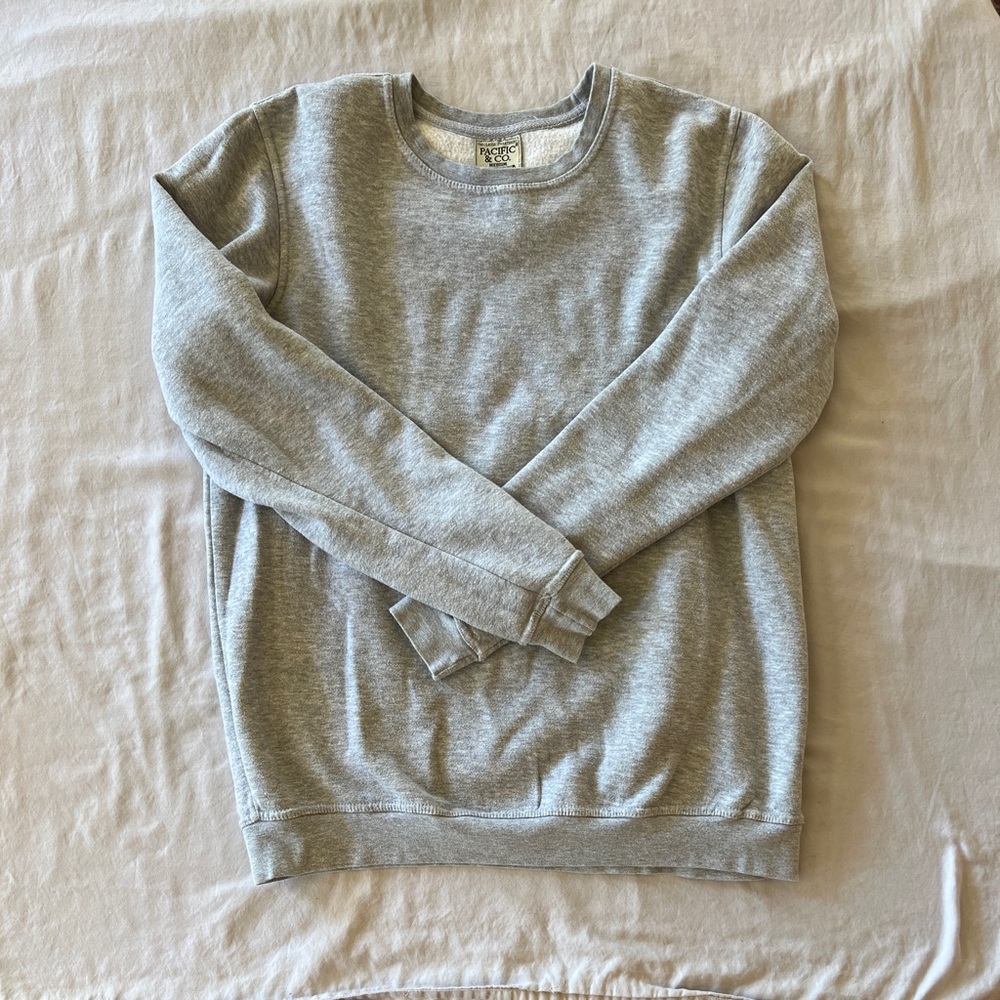 grey sweatshirt